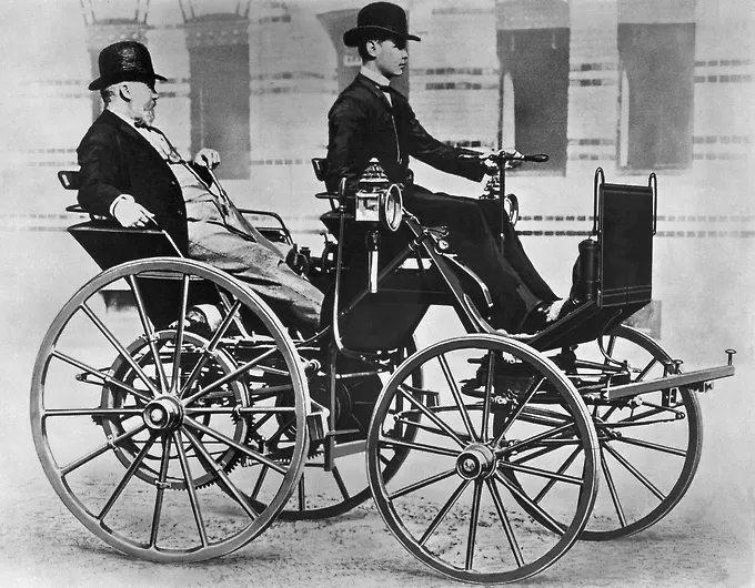Gottlieb Daimler și Wilhelm Maybach au proiectat mașina în 1885
