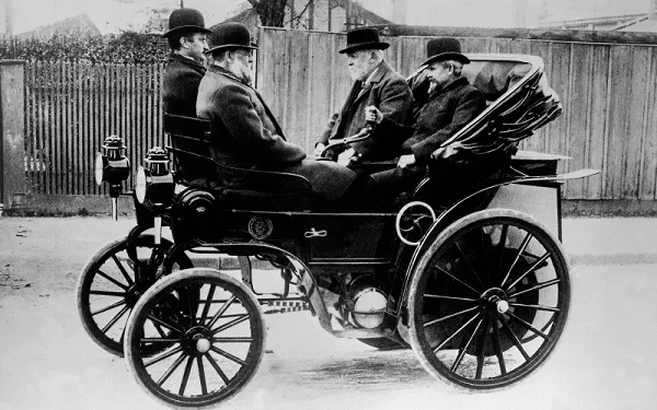 Mașina cu curea lui Gottlieb Daimler, 1895