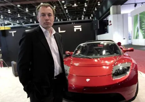 Elon Musk cu Tesla Roadster în 2008