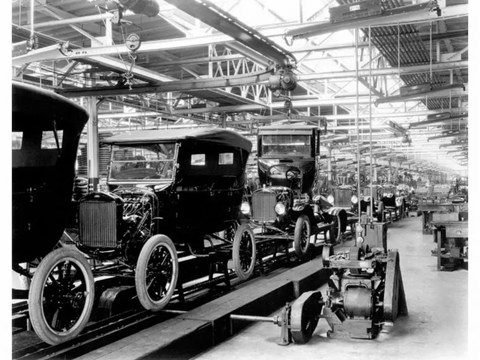 Prima linie de asamblare în mișcare Ford 1913