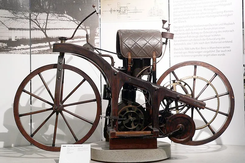 Gottlieb Daimler și Wilhelm Maybach au proiectat Reitwagen în 1885