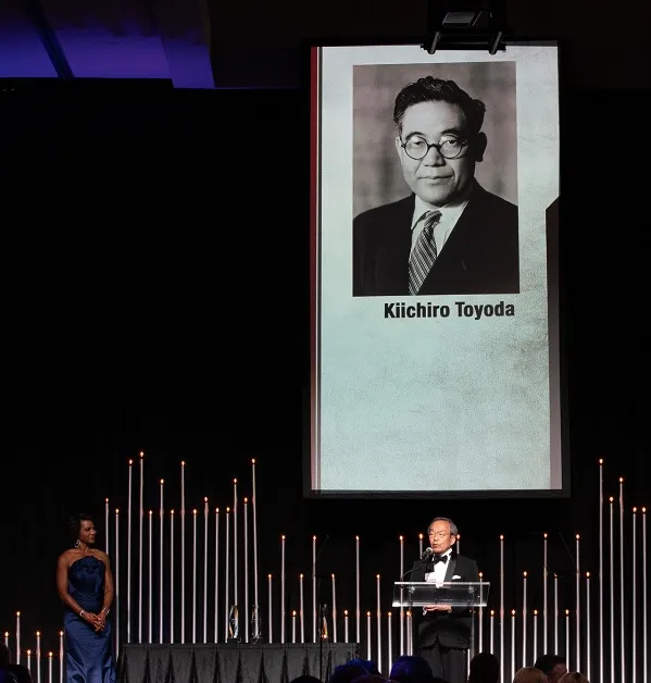 Ceremonia de introducere a lui Kiichiro Toyoda la Automotive Hall of Fame 1994