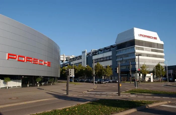 Sediul central Porsche din Zuffenhausen, lângă Stuttgart, Germania
