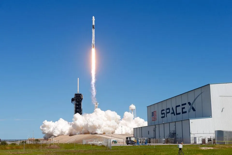 Se lansează racheta SpaceX Falcon 9 cu modul Dragon