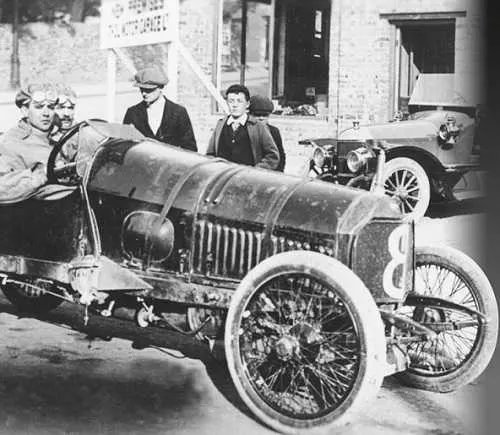 Walter Owen Bentley în mașina DFP, 1914